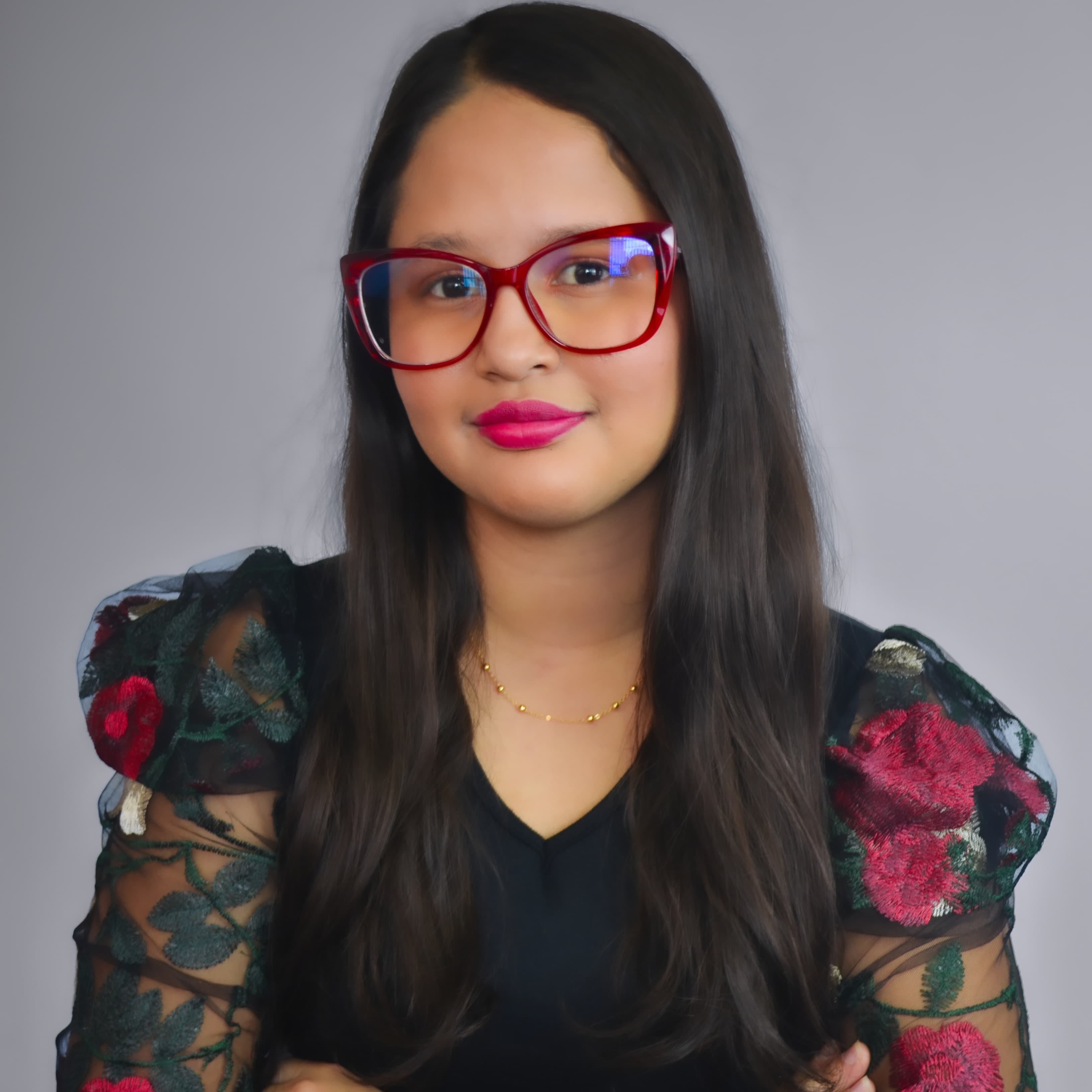 Victoria Querales - Autora de la saga Dioses Universales